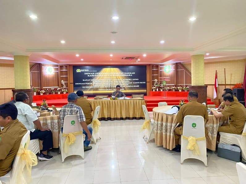 Wakil Ketua II DPRD Kukar, Junadi, memimpin RDP bersama ahli waris dan sejumlah pihak terkait guna membahas penyelesaian ganti rugi lahan pembangunan Kantor Camat Terpadu Loa Kulu yang belum tuntas selama bertahun-tahun (Foto: Aswin/pusaranmedia.com)