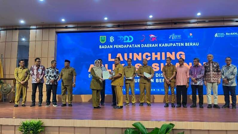 penyerahan Surat Pemberitahuan Pajak Terutang (SPPT) PBB-P2 Tahun 2026. (Foto: Nur Hidayah/ pusaranmedia.com)