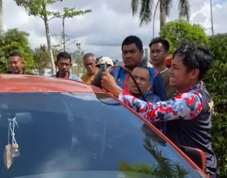 Proses evakuasi balita terkunci di dalam mobil (Foto: Damkar Kukar)
