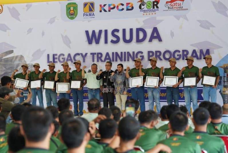 Bupati Kutim, Ardiansyah Sulaiman didampingi Kepala Dinas Transmigrasi dan Ketenagakerjaan Kutim, Sulisman saat berpose dengan para wisudawan PT PAMA Persadanusantara. (Foto: Dok.Prokopim Kutim)
