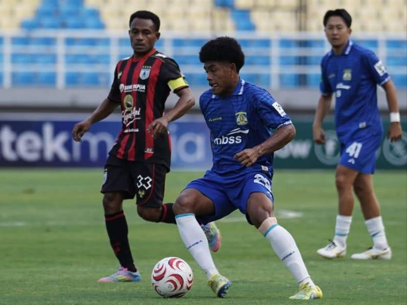 Sayap kiri Persiba Balikpapan, Cerilus Seran belum bisa menyisir area pertahanan dalam laga melawan Persipura Jayapura, Jumat (23/10/2026). (Foto: Media Official Persiba Balikpapan)