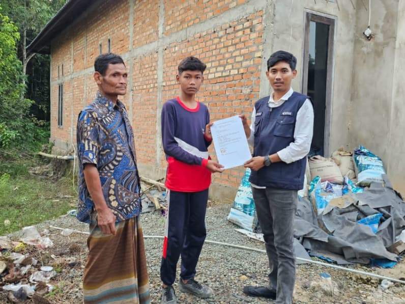 Penyerahan bantuan pendidikan kepada anak petani di Samarinda, Kaltim melalui program Tanggung Jawab Sosial dan Lingkungan (TJSL). (Foto: Herdi/Pusaranmedia.com).