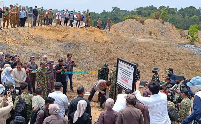 Pemasangan plang pengambilan lahan di areal pertambangan PT Singlurus Pratama, Senin (31/8/2026). (Foto: Achmad Fadillah/Pusaranmedia.com)