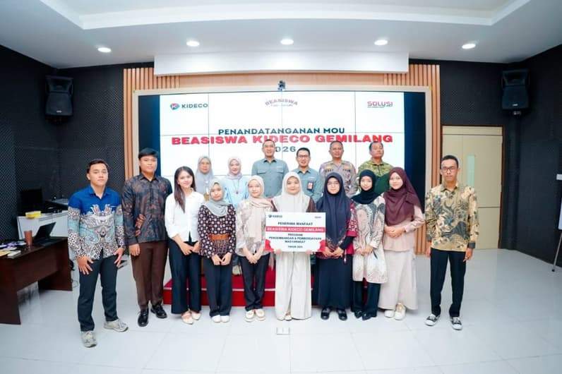 Manajemen Kideco unsur Muspika Batu Sopang dan penerima manfaat Beasiswa Kideco Gemilang 2026. (Foto : Dok Kideco)