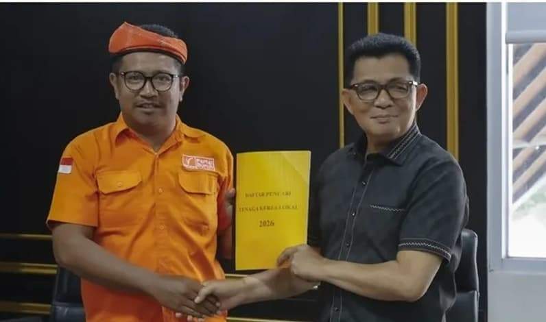 Muhammad Nasir (kanan) menerima dokumen Daftar Pencari Kerja Tahun 2026 dari Partai Buruh. (Foto : Istimewa)