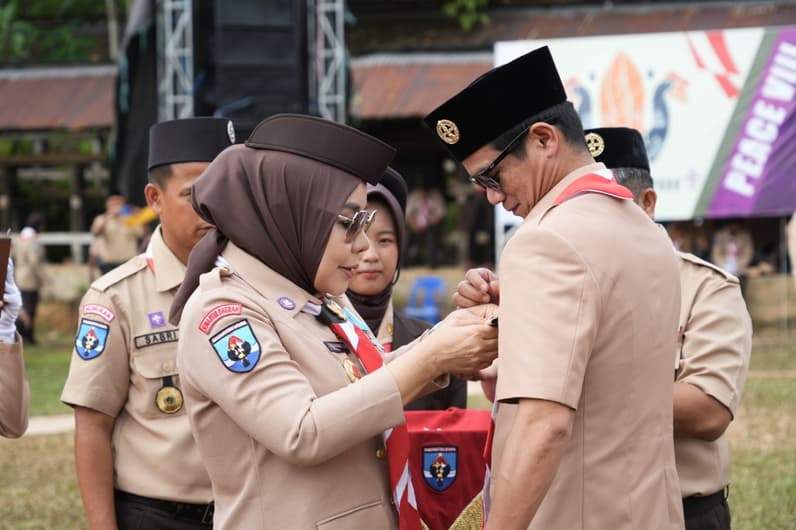 Ketua Kwarda Gerakan Pramuka Kaltara, Hj. Rahmawati Zainal S.H., dilakukan penyematan Tanda Penghargaan kepada Ketua Mabicab sekaligus Bupati Nunukan, H. Irwan Sabri, SE pada rangkaian Hari Pramuka ke-64. (Foto: dkisp)