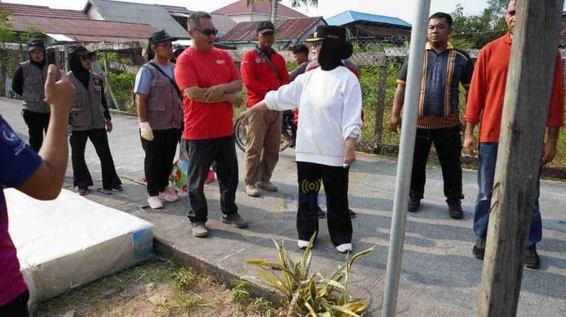 Wali Kota Bontang, Neni Moerniaeni Pimpin Jumat Bersih di Kelurahan Tanjung Laut Indah. (Foto: Lutfi Aziz/Pusaranmedia.com)