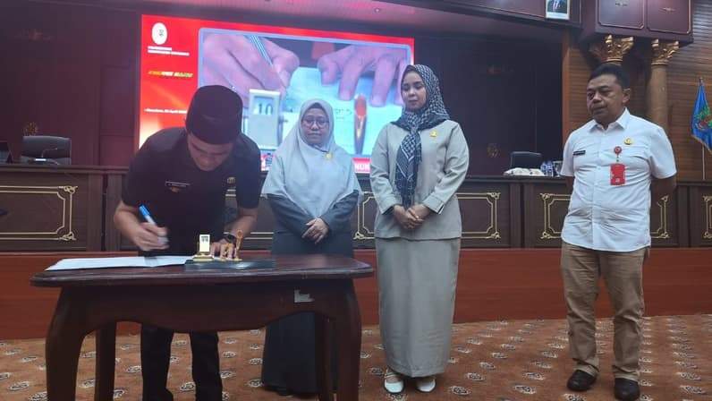 Bupati Nunukan H Irwan Sabri saat menandatangani surat rekomendasi atas LKPJ Bupati Nunukan Tahun Anggaran 2025 yang disampaikan DPRD Nunukan (Foto: Setwan Nunukan)