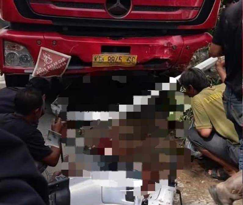 Kondisi korban berada di bawah truk saat kejadian kecelakaan lalu lintas di Jalan Kariangau Balikpapan, Kamis (2/7/2026). (Foto: Wartawan Balikpapan)