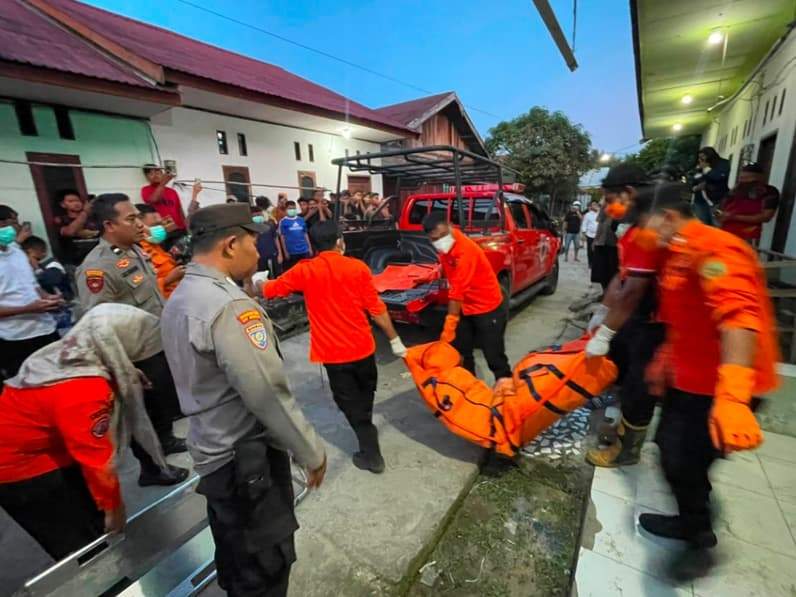 Petugas mengevaluasi jenazah korban di kamar kost di Kelurahan Petung. (Foto: Polsek Penajam).