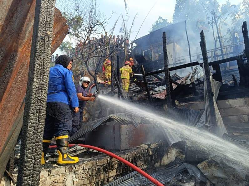 Petugas memadamkan kobaran api di tempat penggorengan kerupuk RT 4 Kelurahan Telaga Sari, Selasa (6/10/2026). (Foto: Achmad Fadillah/Pusaranmedia.com)