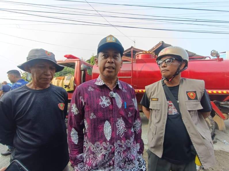 Lurah Karang Rejo, Budi meninjau lokasi kebakaran di wilayahnya, Kamis (22/10/2026). (Foto: Achmad Fadillah/Pusaranmedia.com)