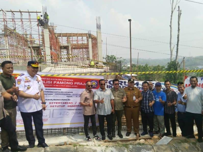 Pemkot Balikpapan menyegel akses jalan keluar-masuk PT Suri Retail Nusantara di Perumahan Balikpapan Regency, Selasa (20/10/2026). (Foto: Achmad Fadillah/Pusaranmedia.com)