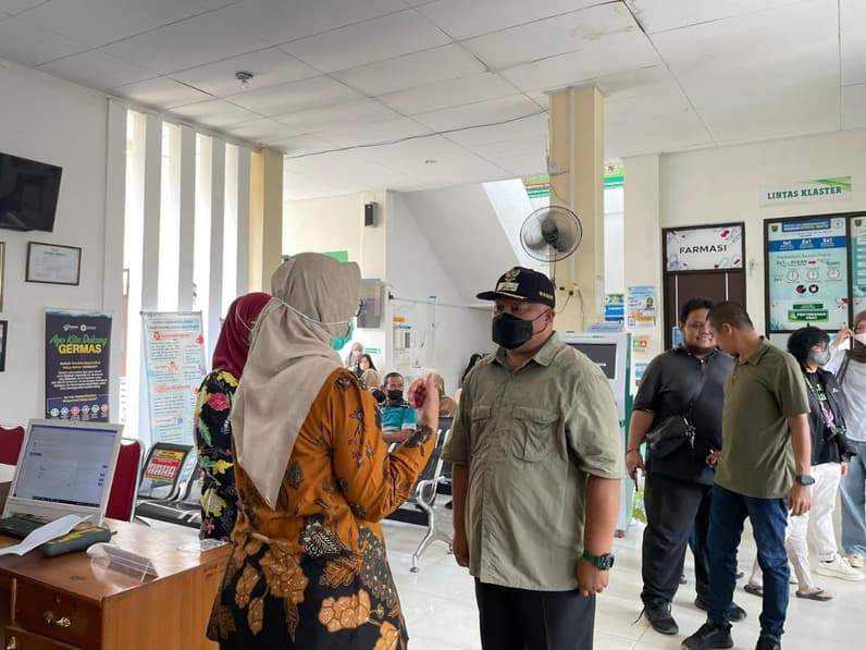 Wakil Bupati Berau Gamalis mendatangi puskesmas Kampung Bugis. (Foto: Nur Hidayah/ pusaranmedia.com)
