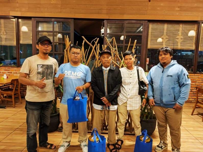 Kepala Biro Koran Kaltim Balikpapan, Hendra En membagikan bingkisan parcel kepada awak media usai buka puasa bersama di Rumah Makan Ikan Goreng Cianjur, Sabtu (22/3/2025). (Foto: Yana/Koran Kaltim)
