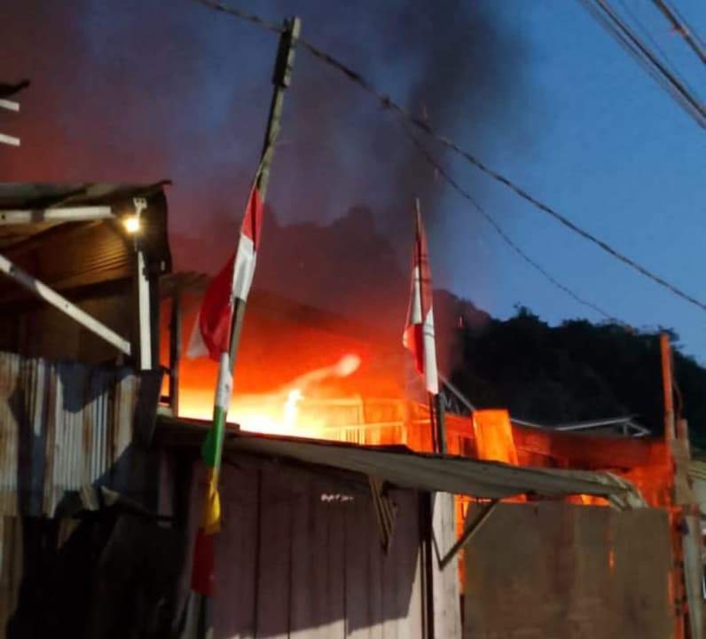Kebakaran gudang besi tua dan barang bekas di Jalan Damanhuri, Kota Samarinda, Jumat (28/8/2026). (Foto: Dok.Disdamkarmat Samarinda)