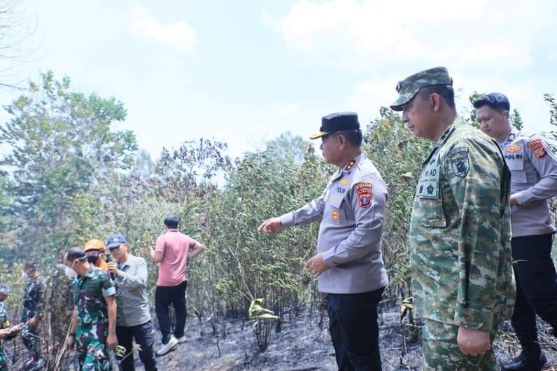 Pangdam VI/Mulawarman, Mayjen TNI Krido Pramono bersama Kapolda Kaltim, Irjen Pol Endar Priantoro meninjau Karhutla di Kaltimra. (Foto: Pendam VI/Mulawarman)