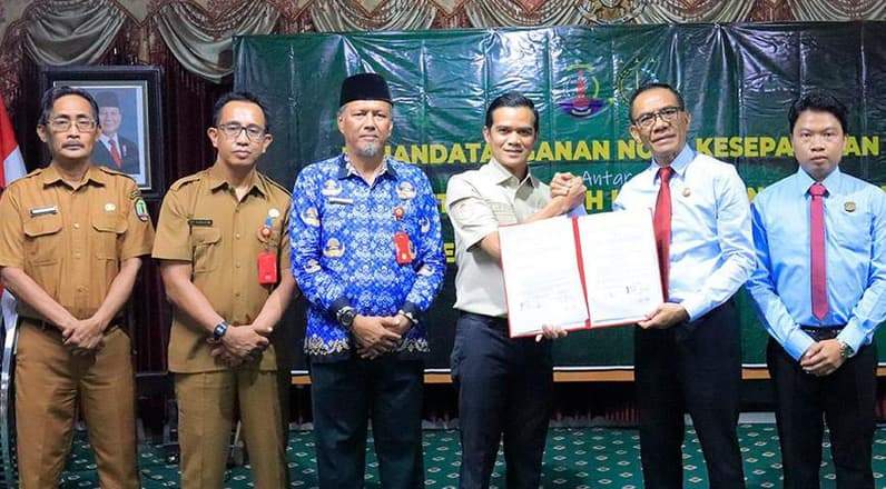Bupati Nunukan H Irwan Sabri bersama Kajari Nunukan Burhanudin usai melakukan penandatangan MoU (Foto: Diansyah/pusaranmedia.com)