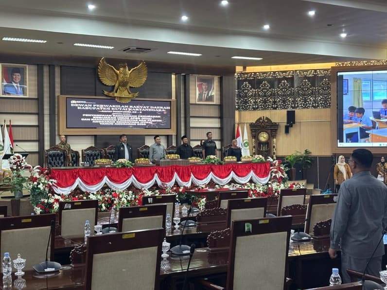 Ketua dprd kukar dan beberapa anggota dprd kukar saat melakukan rapat paripurna di dprd kukar (Foto: Aswin/pusaranmedia.com)