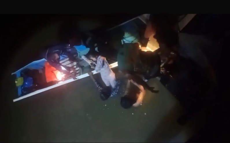 Preses evakuasi bocah di muara badak (Foto: TimSAR)