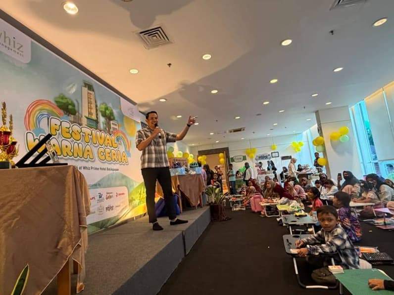 General Manager Whiz Prime Hotel Balikpapan, Andi Nurwahyu memotivasi peserta lomba mewarnai di Monpera Room, Sabtu (11/7/2026). (Foto: Whiz Prime Hotel Balikpapan)