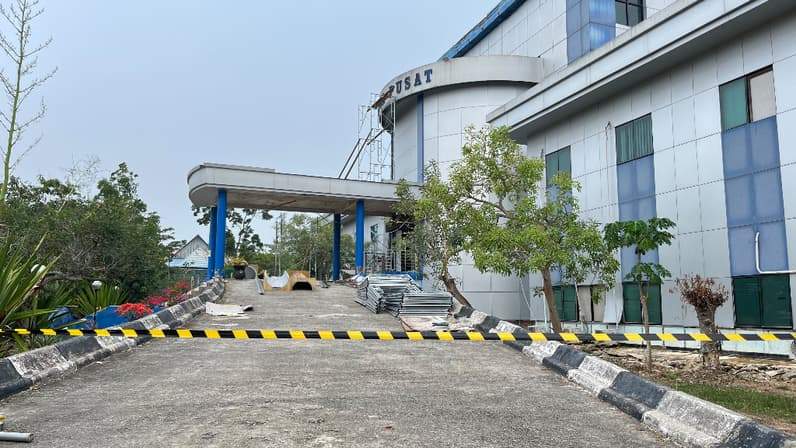 Potret Gedung STIPER Kutim saat renovasi. (Foto: Siswandi/Pusaranmedia.com)