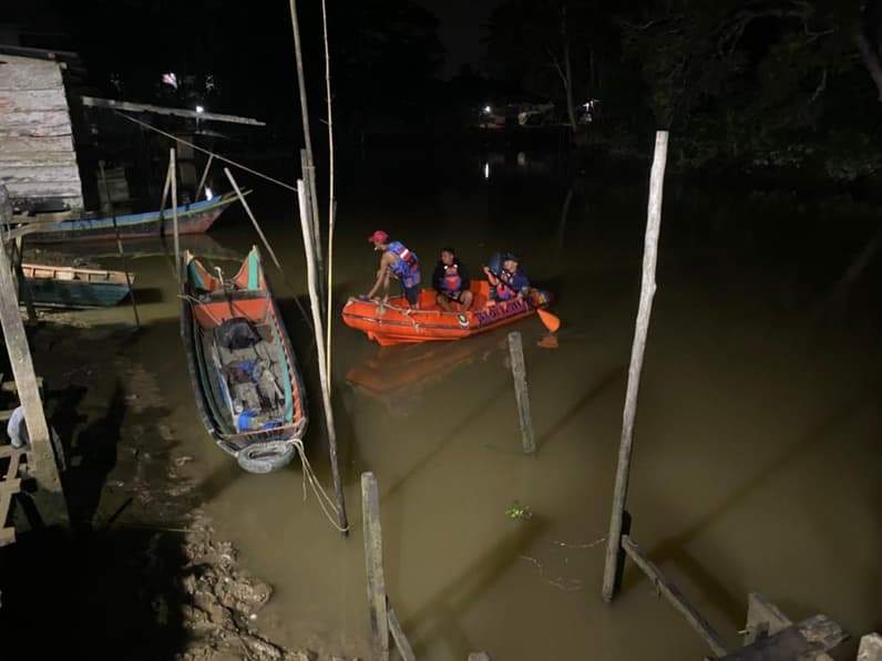 Pencarian dua bocah yang diduga hilang di loa janan. (Foto: Damkar Kukar)