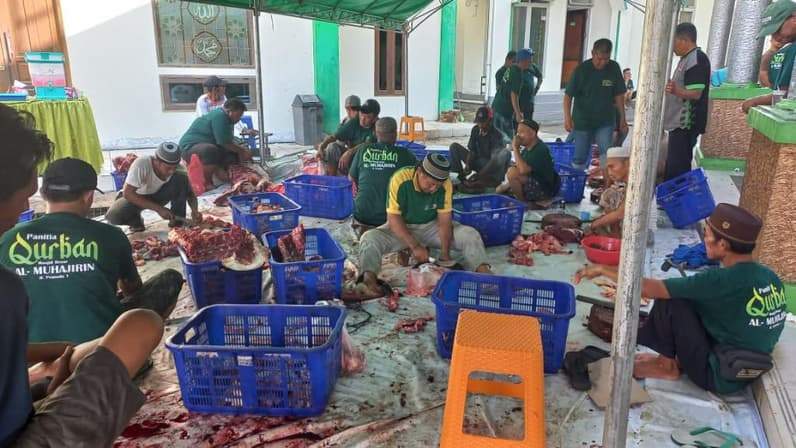 Pemotongan daging hewan kurban yang akan dibagikan kepada warga sekitar di Jalan Pemuda 1, Samarinda. (Foto: Tri/Pusaranmedia.com)