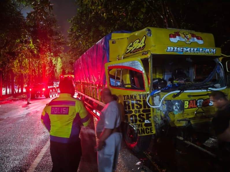 Kondisi truk usai menabrak beruntun kendaraan di depan pintu masuk Pelabuhan Semayang Balikpapan, Rabu (23/7/2026). (Foto: Satlantas Polresta Balikpapan)