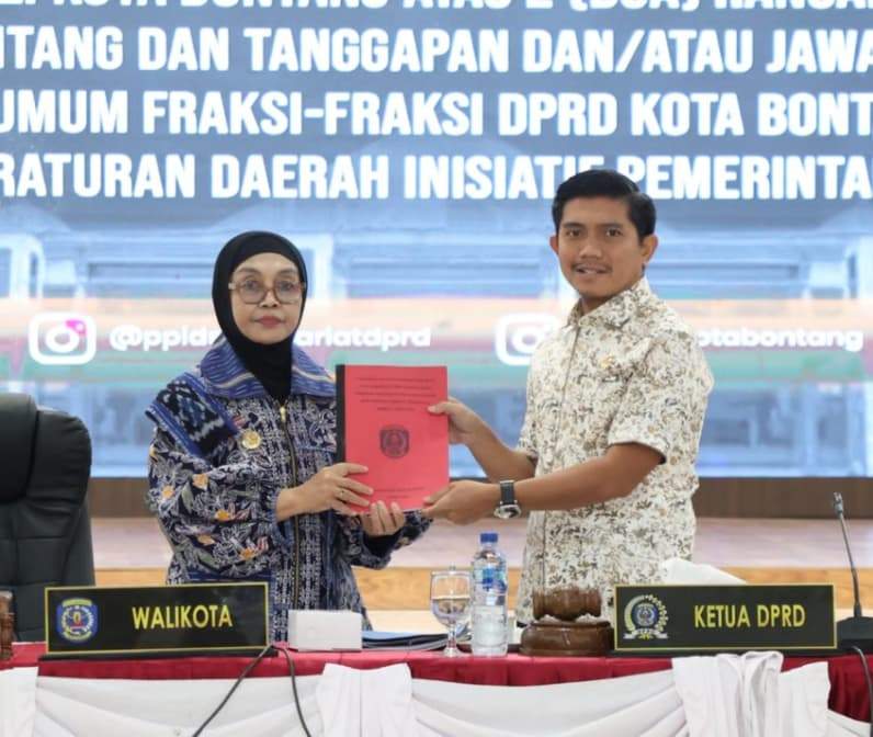 Wali Kota Bontang, Neni Moerniaeni (kiri) dan Ketua DPRD Kota Bontang, Andi Faizal Sofyan Hasdam (kanan) (Dok:Lutfi Aziz/Pusaranmedia.com)