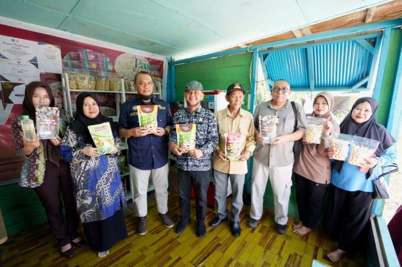 Saat Kepala Disnakertrans Paser Rizky Noviar bersama pelaku usaha rumput laut di Desa Maruat. (Foto : Dok Disnakertrans Paser)