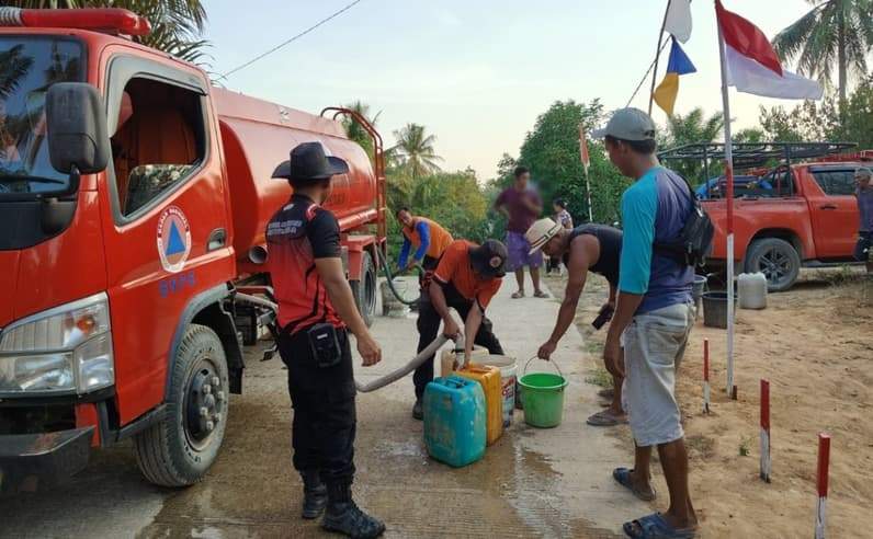 BPBD mendistribusikan air bersih kepada warga di Kecamatan Sepaku yang terdampak kekeringan. (Foto: Pusdalops BPBD PPU)