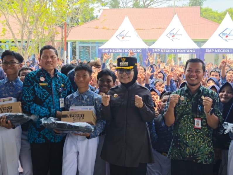 Wali Kota Bontang, Neni Moerniaeni Serahkan Bantuan Seragam Gratis di SMPN 1 Bontang (Dok:Lutfi Aziz/Pusaranmedia.com)