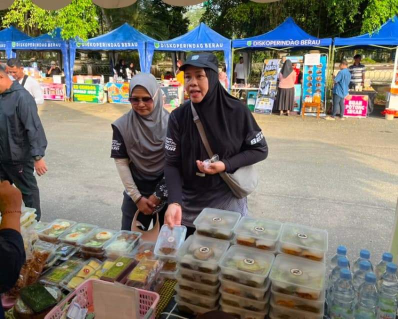 Kepala Diskoperindag Berau, Eva Yunita, saat meninjau stand pelaku IKM dan UMKM. (Foto: Nur Hidayah/ pusaranmedia.com)