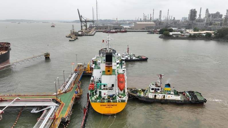 Kapal tanker mengangkut 12.000 barel SF-05 dari Balikpapan ke BP Tangguh LNG. (Foto: PT PPN RU V Balikpapan)