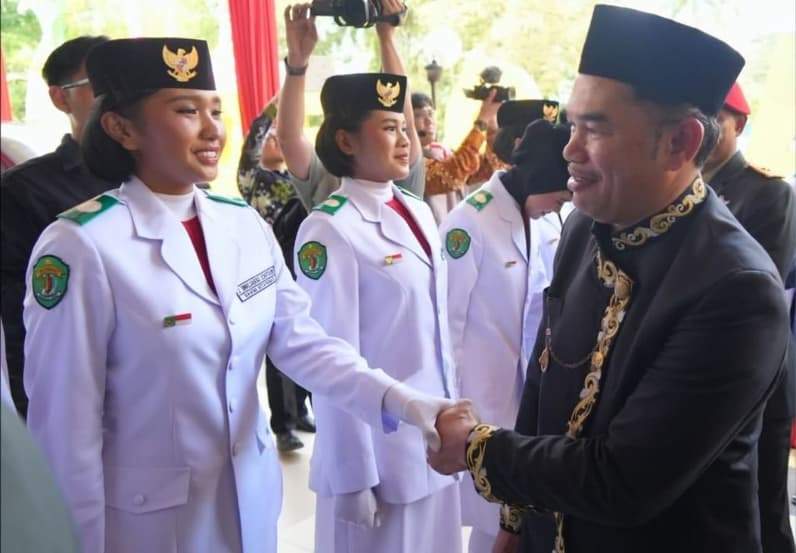 Ketua DPRD Kaltim Hasanuddin Mas'ud memberikan selamat kepada pasukan Paskibraka Provinsi
setelah mereka menjalankan tugasnya dengan sukses. (Foto: Humas DPRD Kaltim satya)