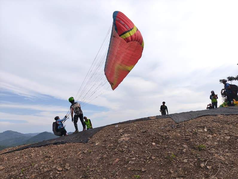 Aktivitas olahraga paralayang di Bukit Sultan, Kabupaten Paser. (Foto : Luthfi/Pusaranmedia.com)