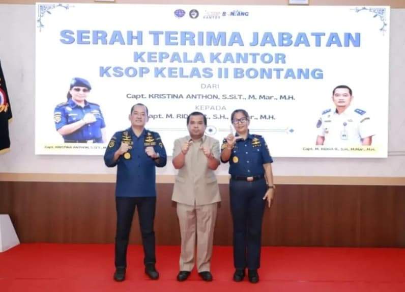 Wakil Wali Kota Bontang, Agus Haris (Tengah) Hadiri Serah Terima Jabatan Kepala Kantor KSOP Kelas II Bontang. (Foto: Lutfi Aziz/Pusaranmedia.com)