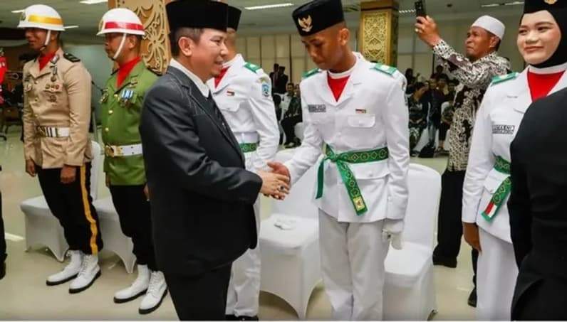 Ketua DPRD Kaltara, Achmad Djufrie, saat memberikan selamat kepada Anggota Paskibraka Provinsi Kaltara. (Foto: Istimewa)