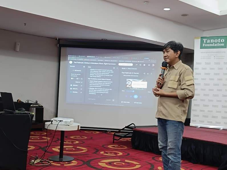 Praktisi Editor Video, Fachmi Rachman membawakan materi lanskap jurnalisme di era AI dan digital du Balikpapan, Kamis (9/7/2026). (Foto: Achmad Fadillah/Pusaranmedia.com)