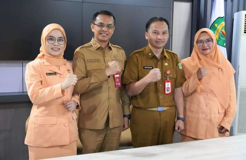 Ahmad Muzakkir menyerahkan tugas dan tanggung jawabnya kepada Arief Murdiyatno sebagai Plt Kepala Dinas Perkebunan (Disbun) Kaltim yang baru. (Foto: Ahmad Muzakkir ex Plt Kadisbun Kaltim)