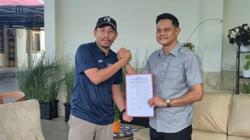 Ketua AFI Paser, Hendra Wahyudi bersama Coach Azhar Rahman. (Foto: Luthfi/Pusaramedia.com)
