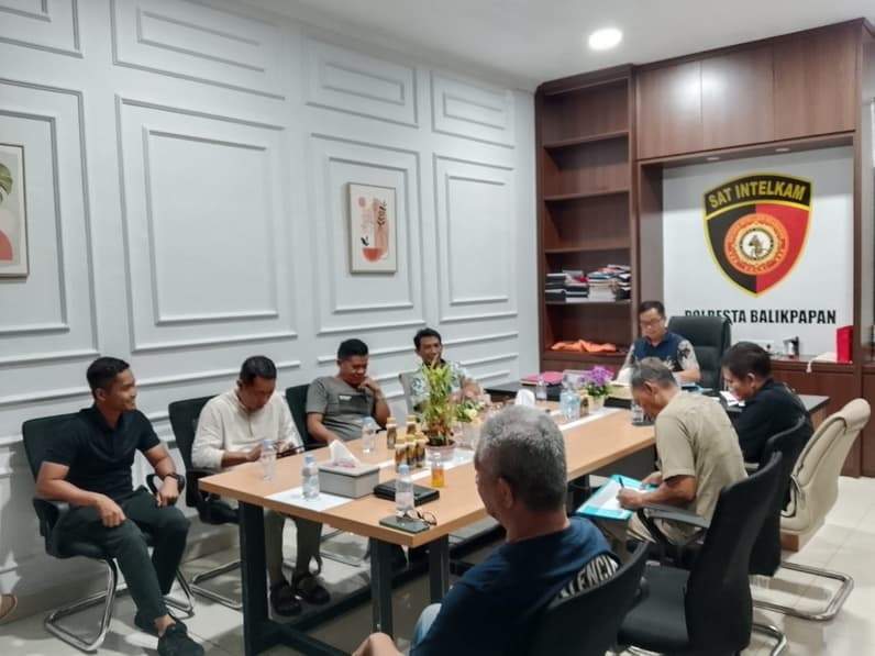 Forum RT Balikpapan Regency menghadiri mediasi di Polresta Balikpapan, Jumat (16/10/2026). (Foto: Joko/Forum RT Balikpapan Regency)