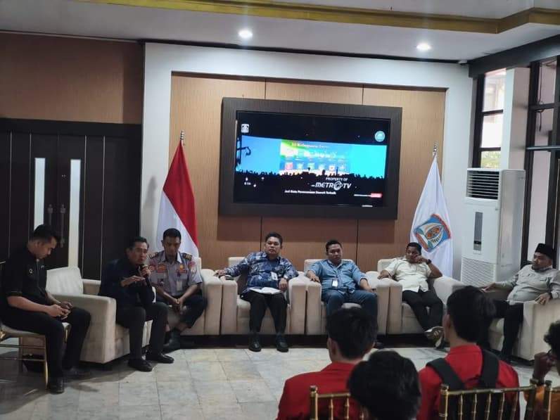 Massa aksi melanjutkan dengan dialog bersama pemerintah kota di ruang utama Balaikota Balikpapan, Kamis (1/10/2026). (Foto: Achmad Fadillah/Pusaranmedia.com)