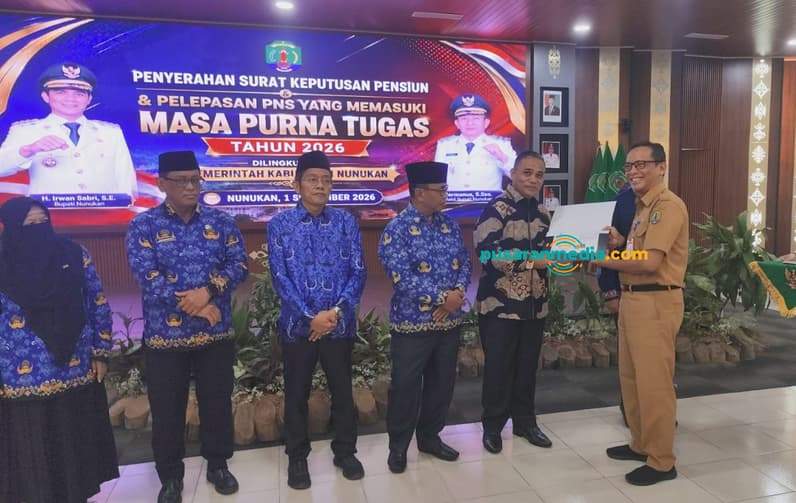 Penyerahan SK Pensiun kepada sejumlah ASN di Lingkungan Pemkab Nunukan. (Foto: Diansyah/Pusaranmedia.com)