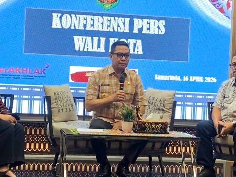 Wali Kota Samarinda, Andi Harun saat membeberkan beberapa temuan hasil audit inspektorat terhadap sewa mobil dinas jenis Land Rover Defender, Kamis (16/4/2026). (Foto: Tri/Pusaranmedia.com)