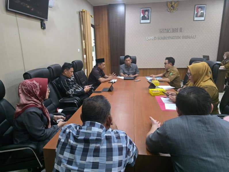 Rapat kerja Komisi II DPRD Berau bersama DLHK Berau membahas tindak lanjut perusahaan yang menerima predikat merah. (Foto: Nur Hidayah/Pusaranmedia.com)