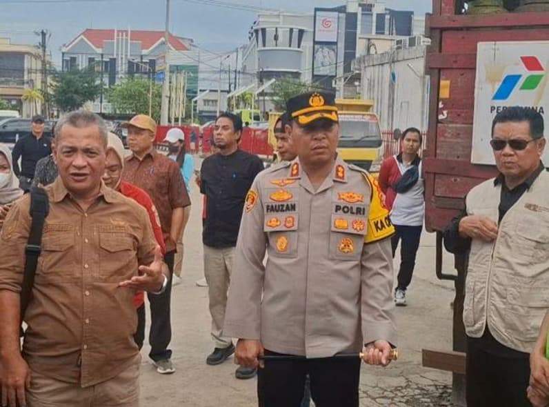 Kapolres Kutim, AKBP Fauzan Arianto beserta unsur terkait saat meninjau SPBU di Kutai Timur. (Foto: Dok Polres Kutim)