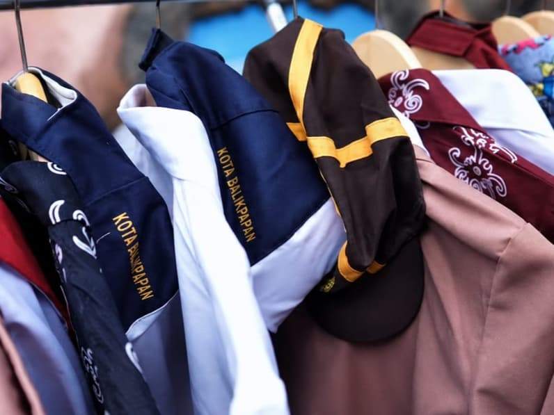 Ilustrasi seragam sekolah gratis yang tergantung di gantungan baju. (Foto: Achmad Fadillah/Pusaranmedia.com)