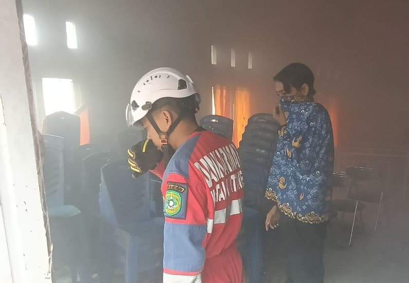 Gedung Serbaguna MJU yang berada di Jalan Ir Soekarno, Kelurahan Muara Jawa Ulu, Kecamatan Muara Jawa, mengalami kebakaran pada Rabu (17/6/2026) siang. (Foto: Damkar Muara Jawa)